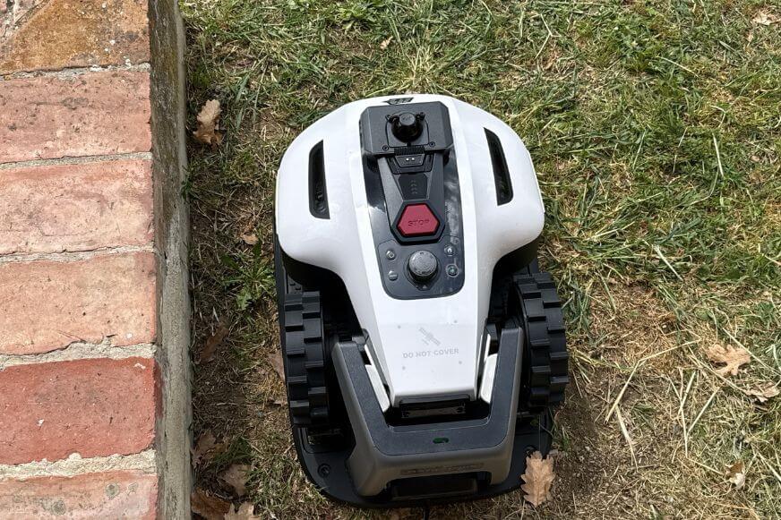 Mammotion YUKA Mini 2 Ladestation im zusammengesteckten Zustand im Garten aufgebaut